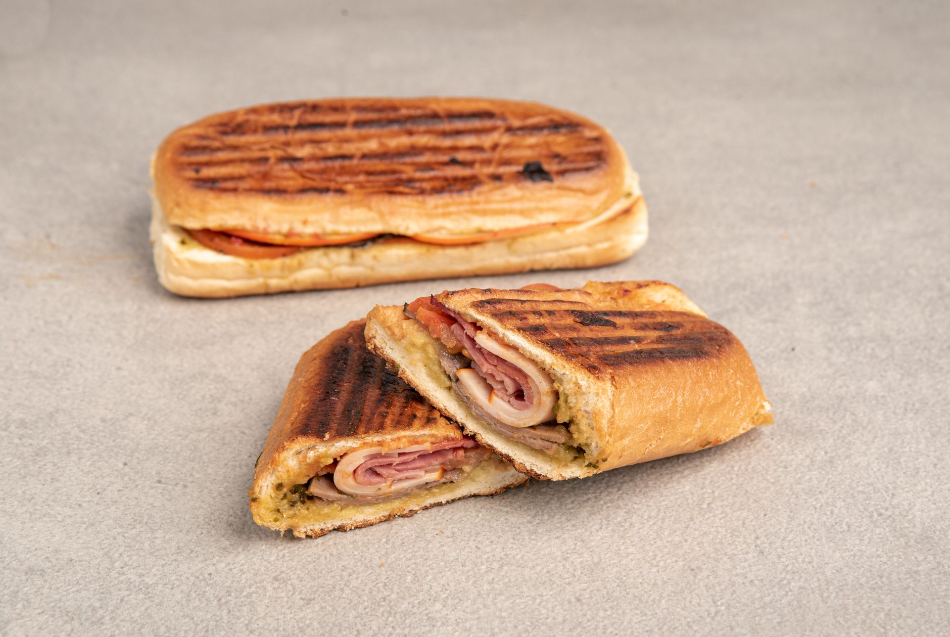 טוסט נקניק שלם ועוד שני חצאי טוסט