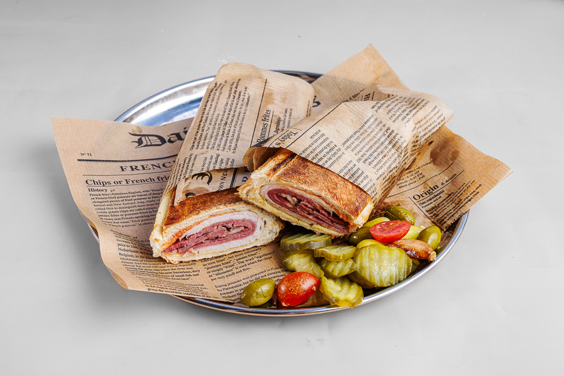 שני חצאי טוסט נקניק בצלחת עם חמוצים